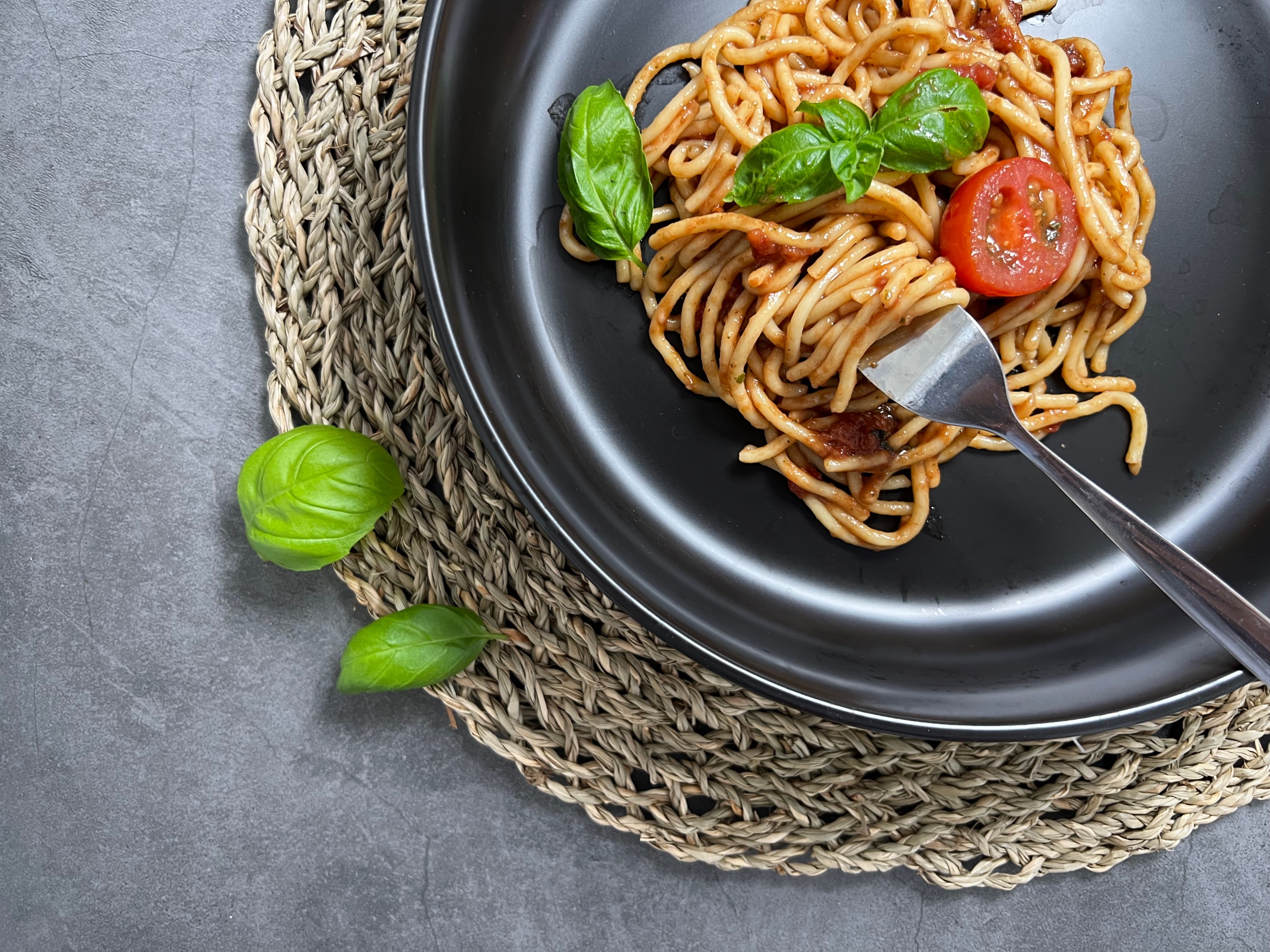 Spaghetti- Basilikum-Salat